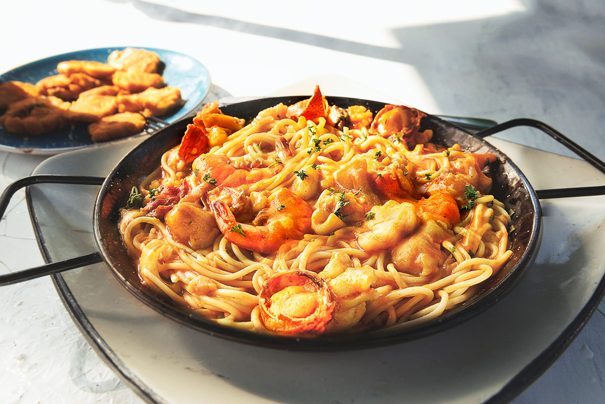 Спагетти с коктейлем из морепродуктов